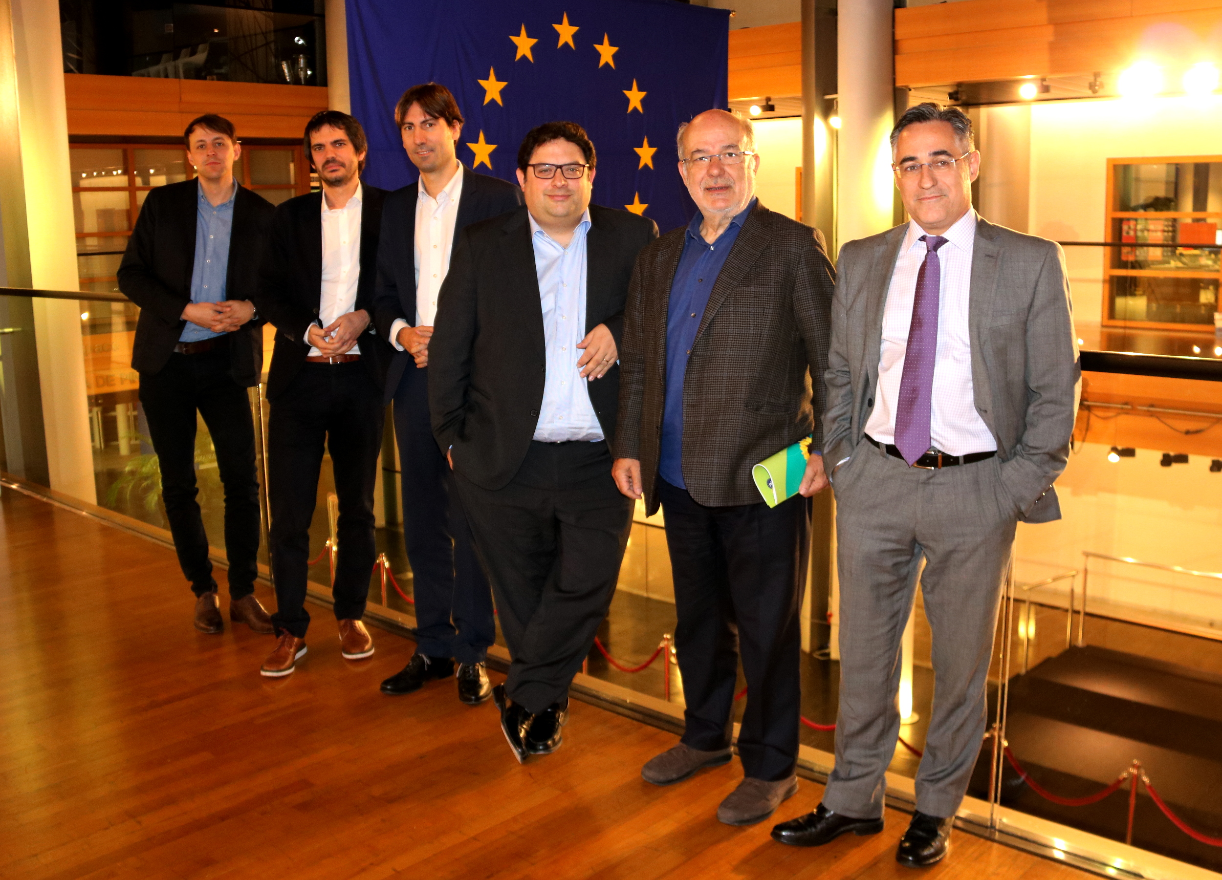The Catalan MEPs in front of the European flag (by ACN)